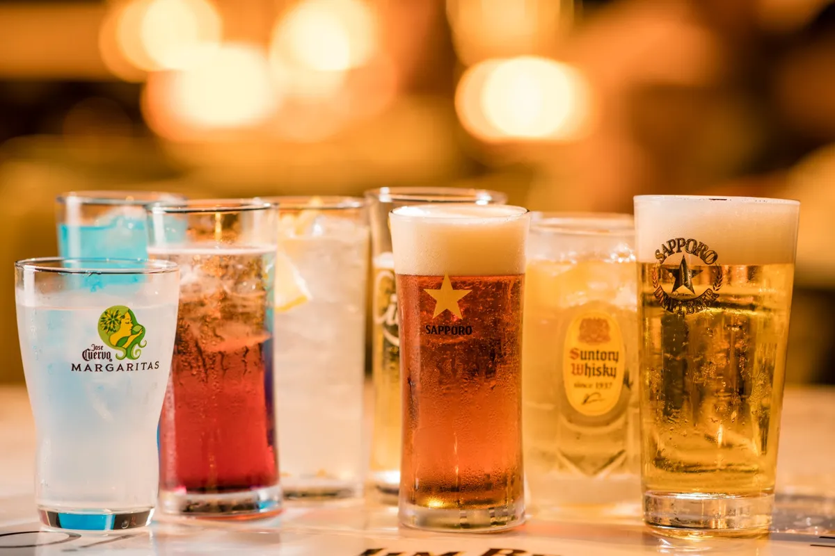 色鮮やかなカクテルとビールが並ぶ様子