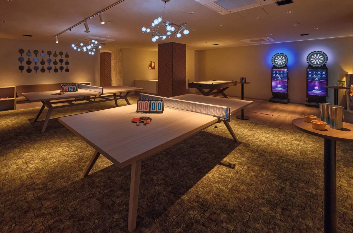卓球やダーツを楽しめるモダンな屋内プレイスペース