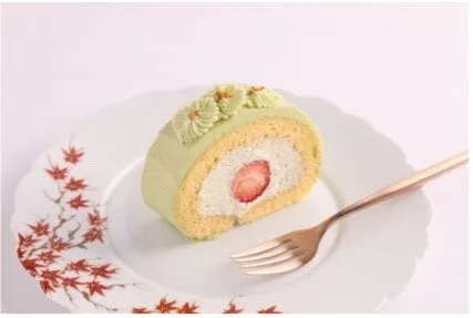 玄米茶と苺のロールケーキ