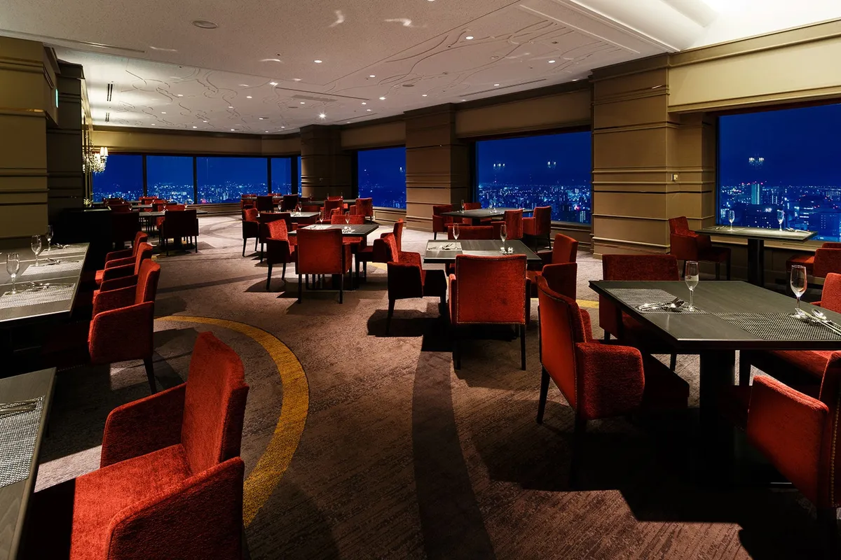 33階スカイダイニング リーガトップから望む煌めく夜景とシックな店内