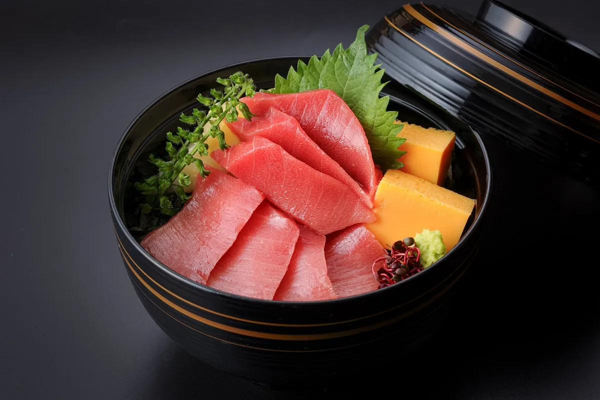 新鮮なネタが贅沢に盛り付けられた特製海鮮丼