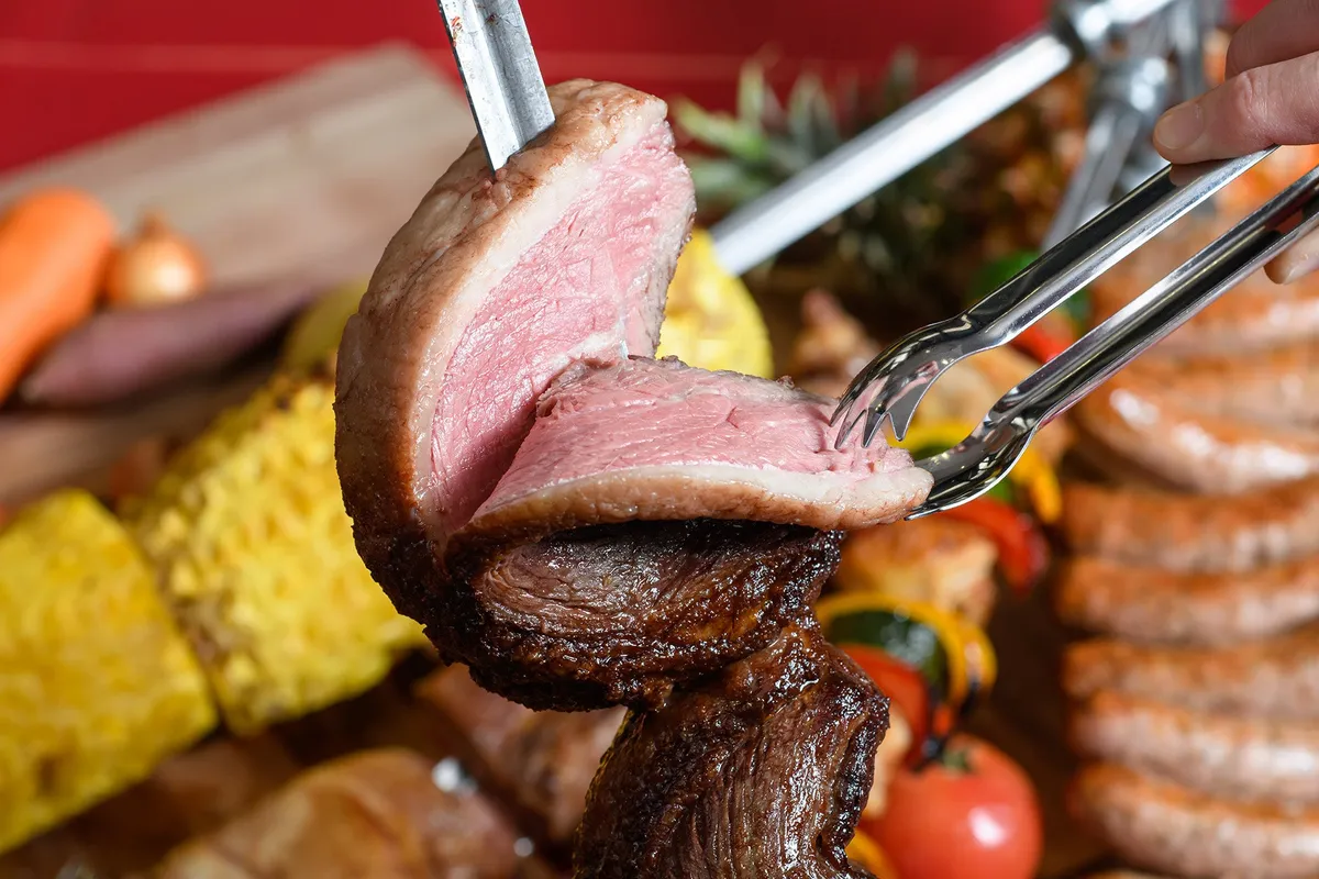 目の前で切り分けられるジューシーなシュラスコ肉
