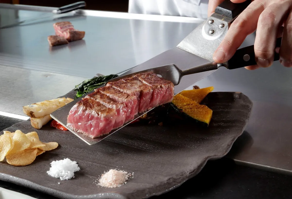 鉄板の上で絶妙な火入れで焼き上げられる佐賀牛のステーキ