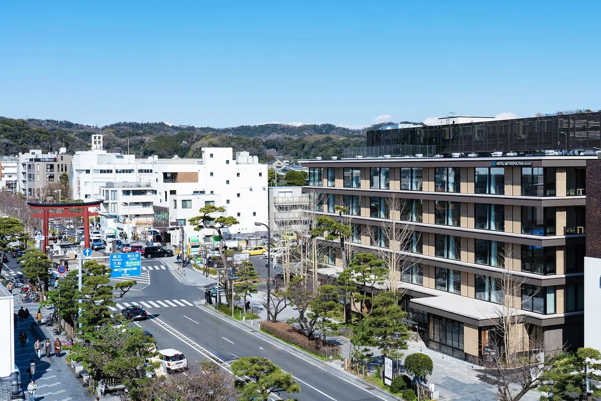 若宮大路に面したホテル外観