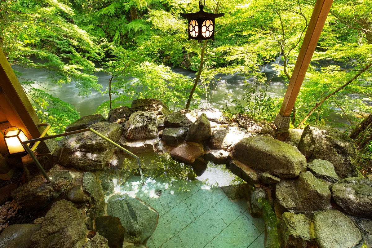 鶴仙渓の絶景を望む開放的な露天風呂