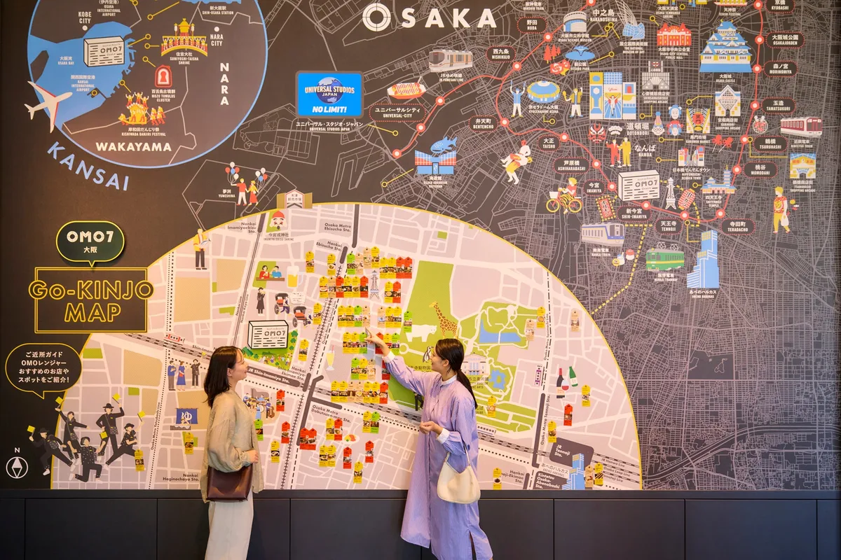 OMO7大阪の「ご近所マップ」で街の情報を確認する宿泊者