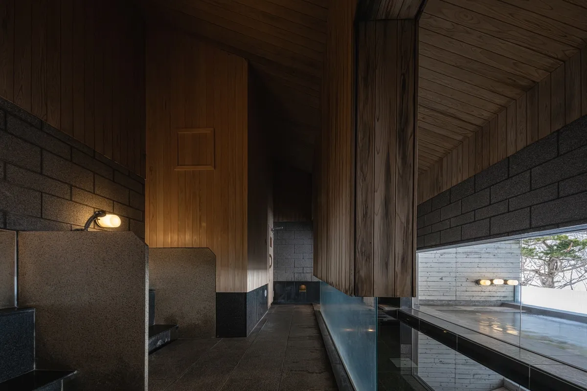 木の温もりに包まれる贅沢な貸切温泉の空間