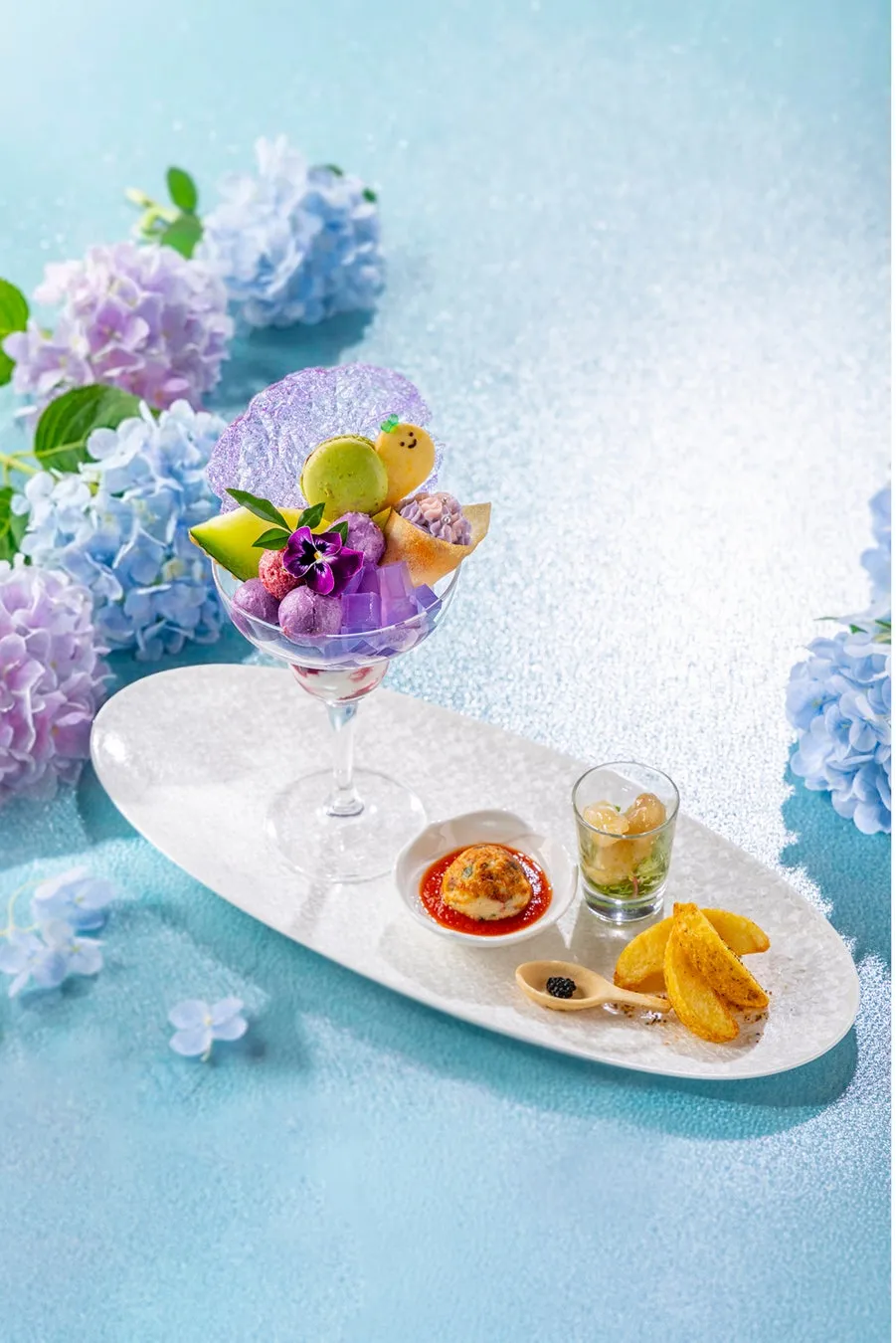 バタフライピーのゼリーやフルーツを重ねた、1日10名限定の紫陽花パフェセット。