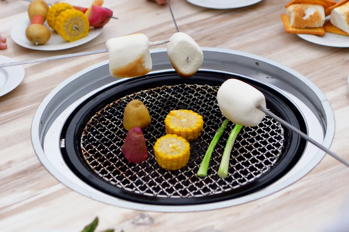 グリルで焼かれる大きなマシュマロと野菜