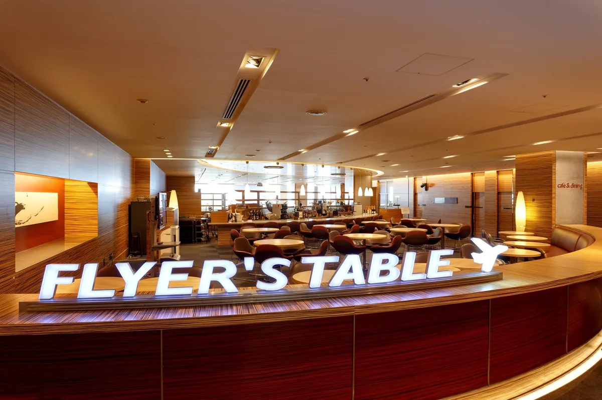開放感あふれるフライヤーズテーブルの店内