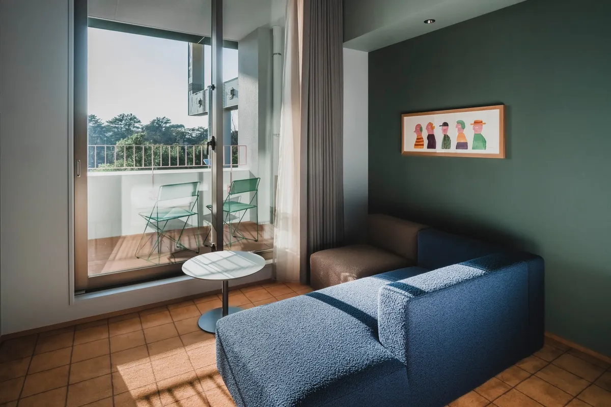 客室に飾られたオリジナルアートとリビング