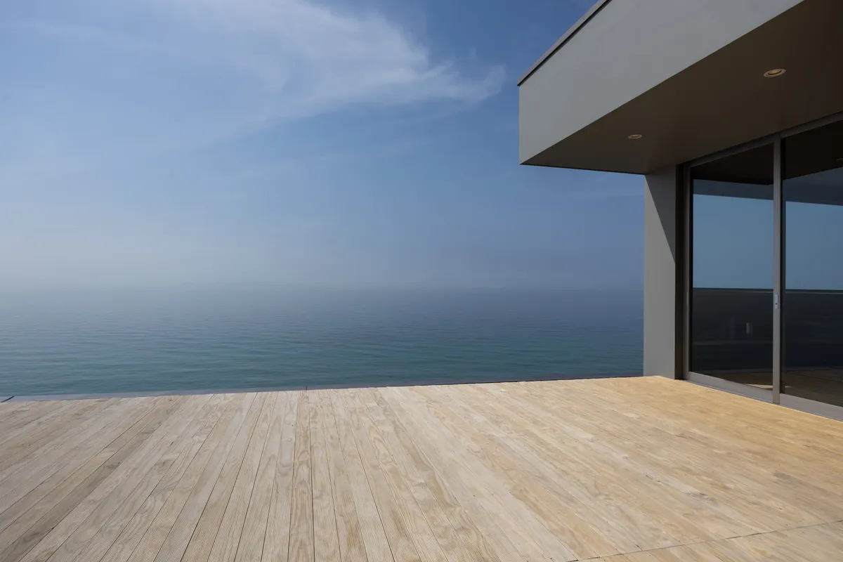 視界を遮るもののない広大なテラスデッキ