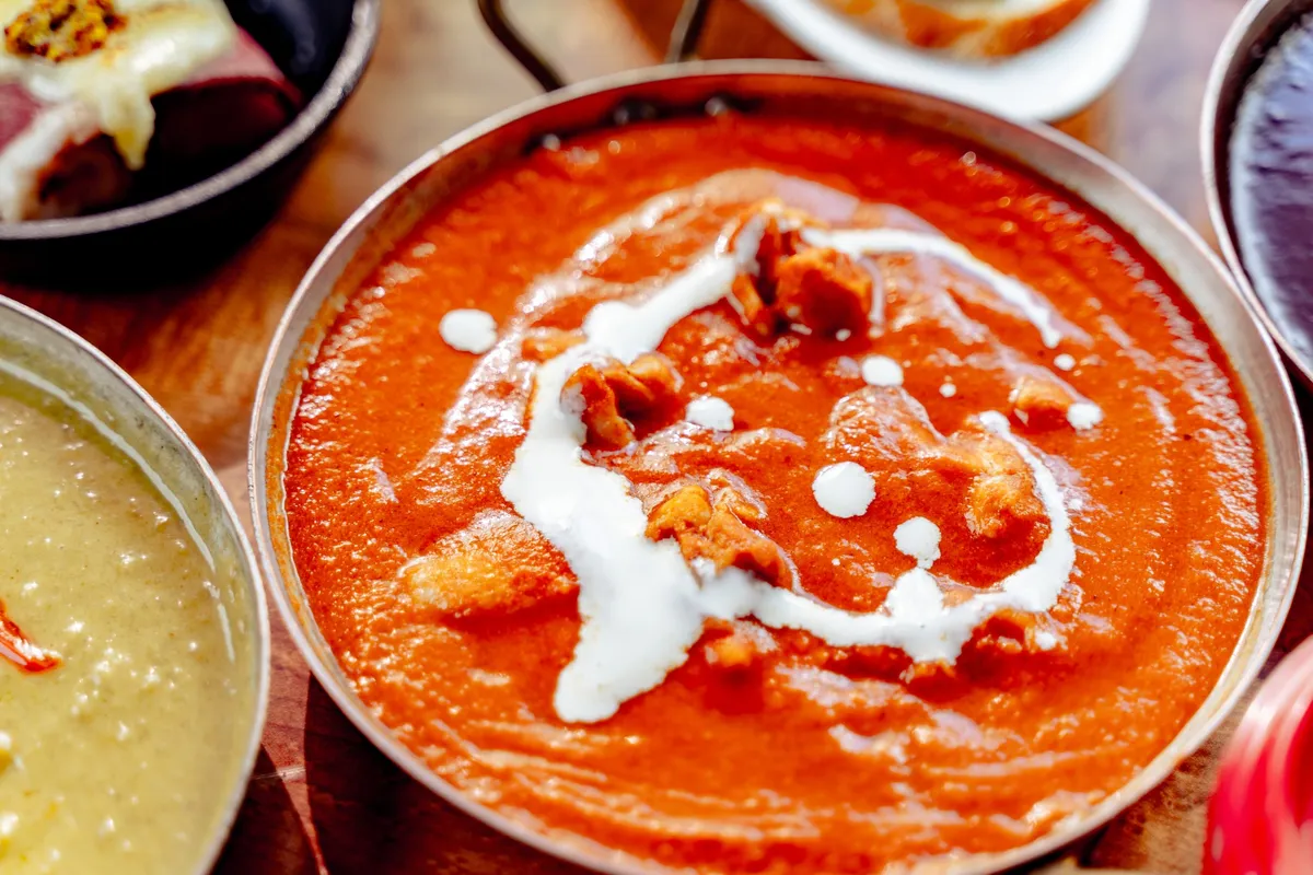 クリーミーで濃厚な味わいが特徴のバターチキンカレー