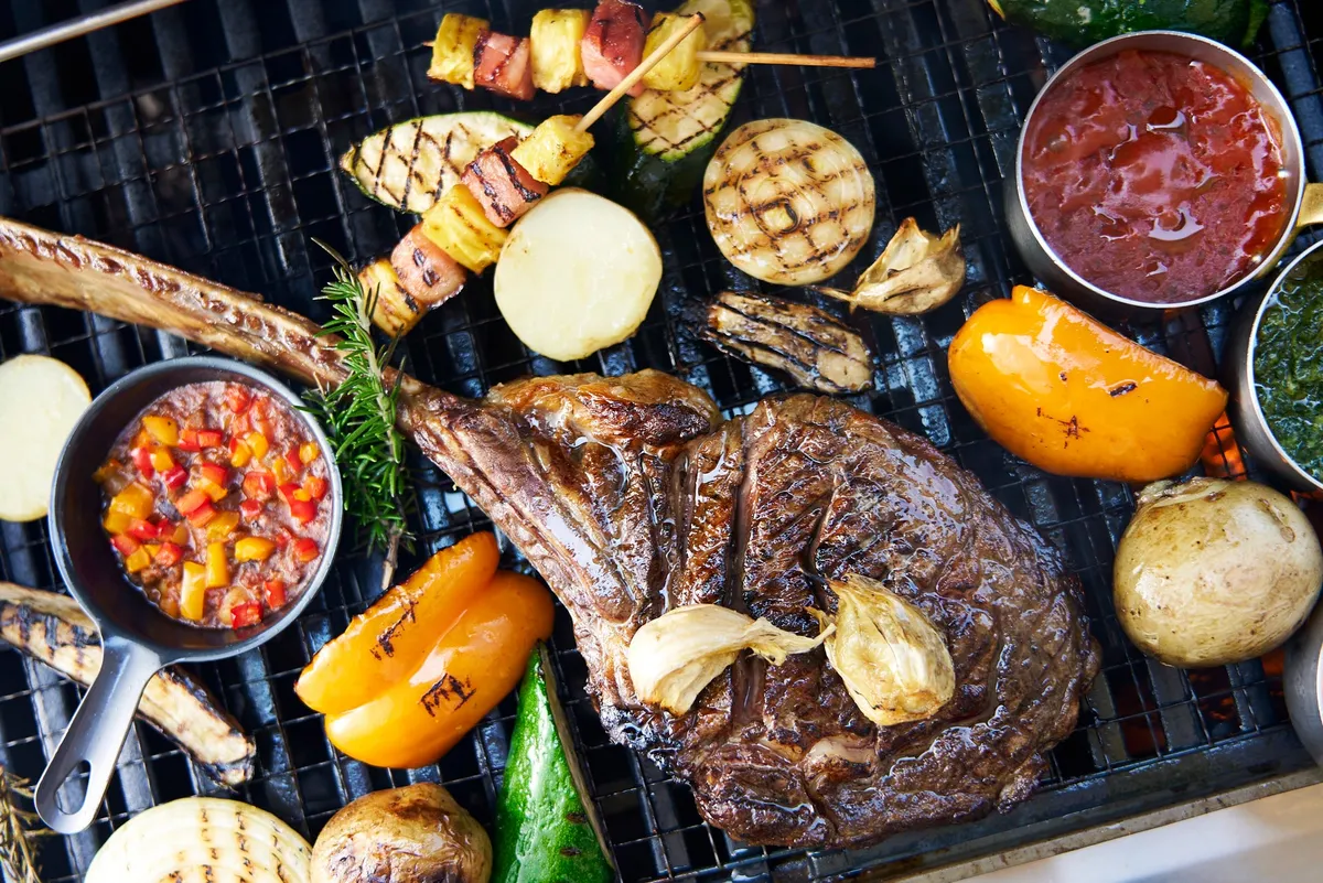 グリルで豪快に焼き上げられる大迫力のトマホークステーキ