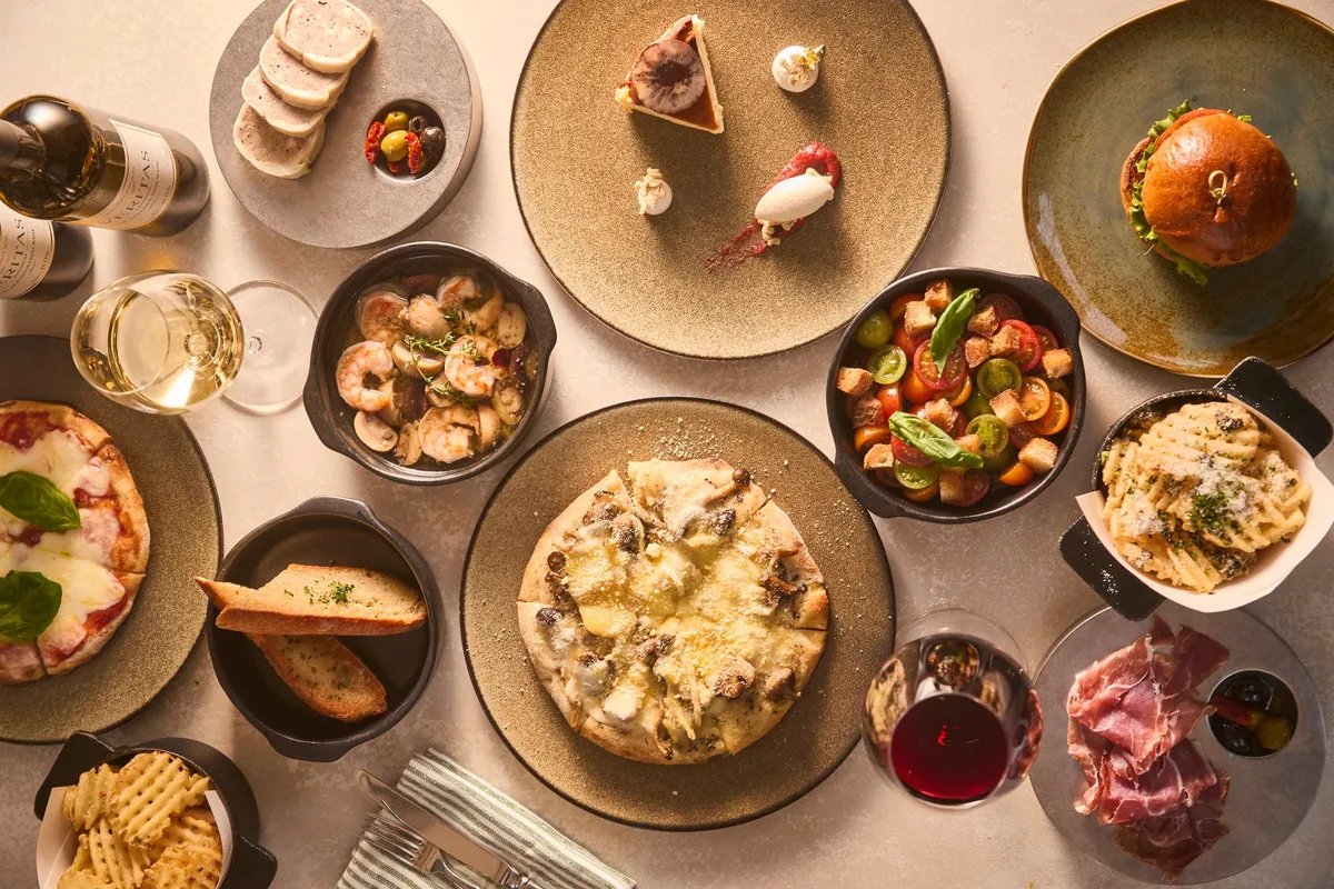 テラスでの夜を彩るピザやワイン、多彩な料理