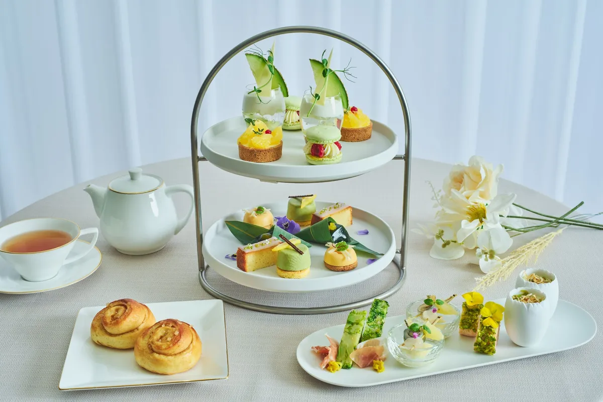 洗練されたデザインのティースタンドに盛り付けられたセット