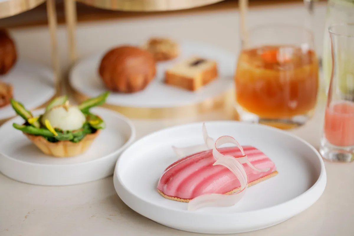 美しく盛り付けられたルバーブムース