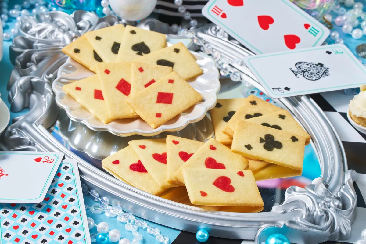 トランプの柄が描かれた自家製バターのサブレ