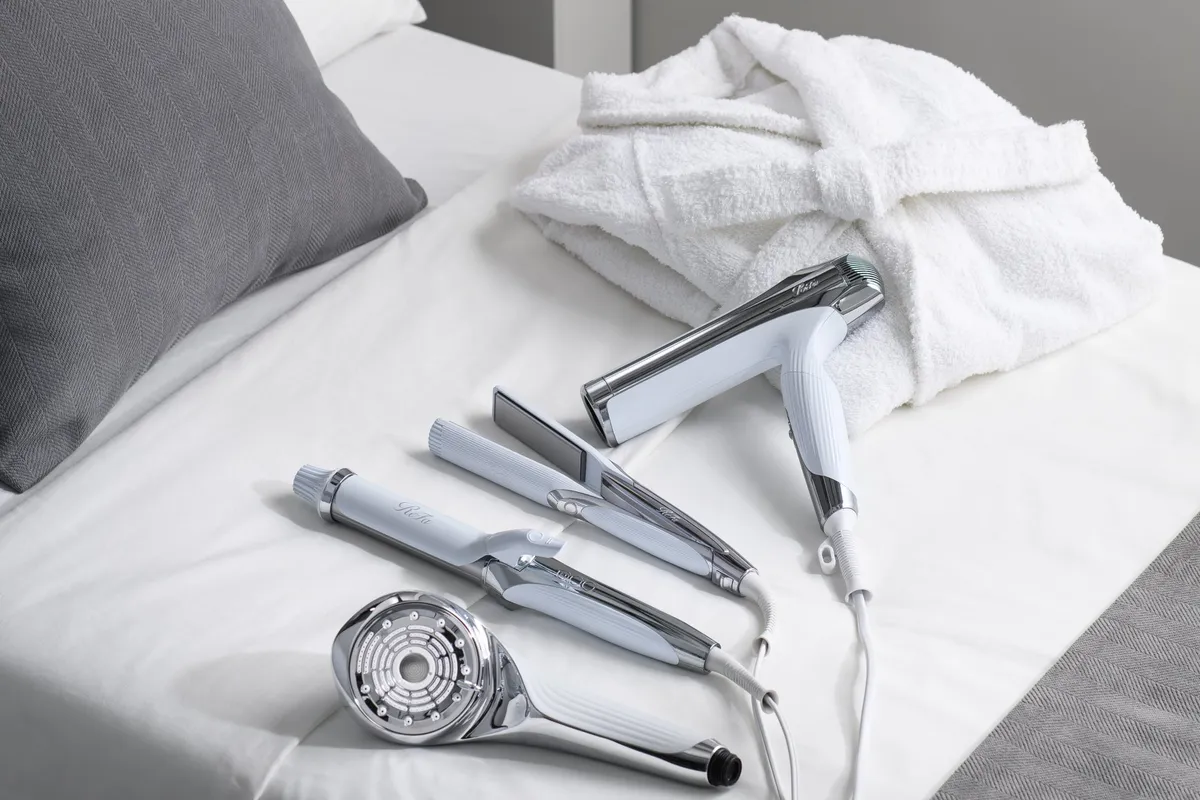 ベッドの上に用意されたReFaのシャワーヘッドやドライヤーなどの製品群