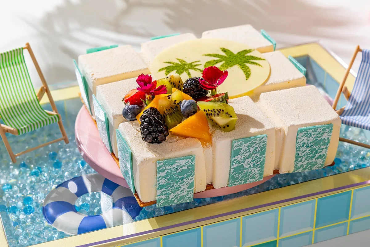 ヤシの木が描かれたスクエアケーキ