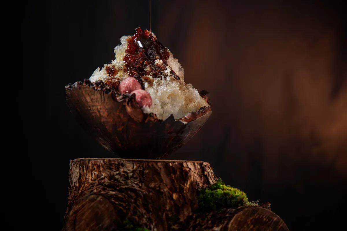 木製の器に盛り付けられた独創的なかき氷