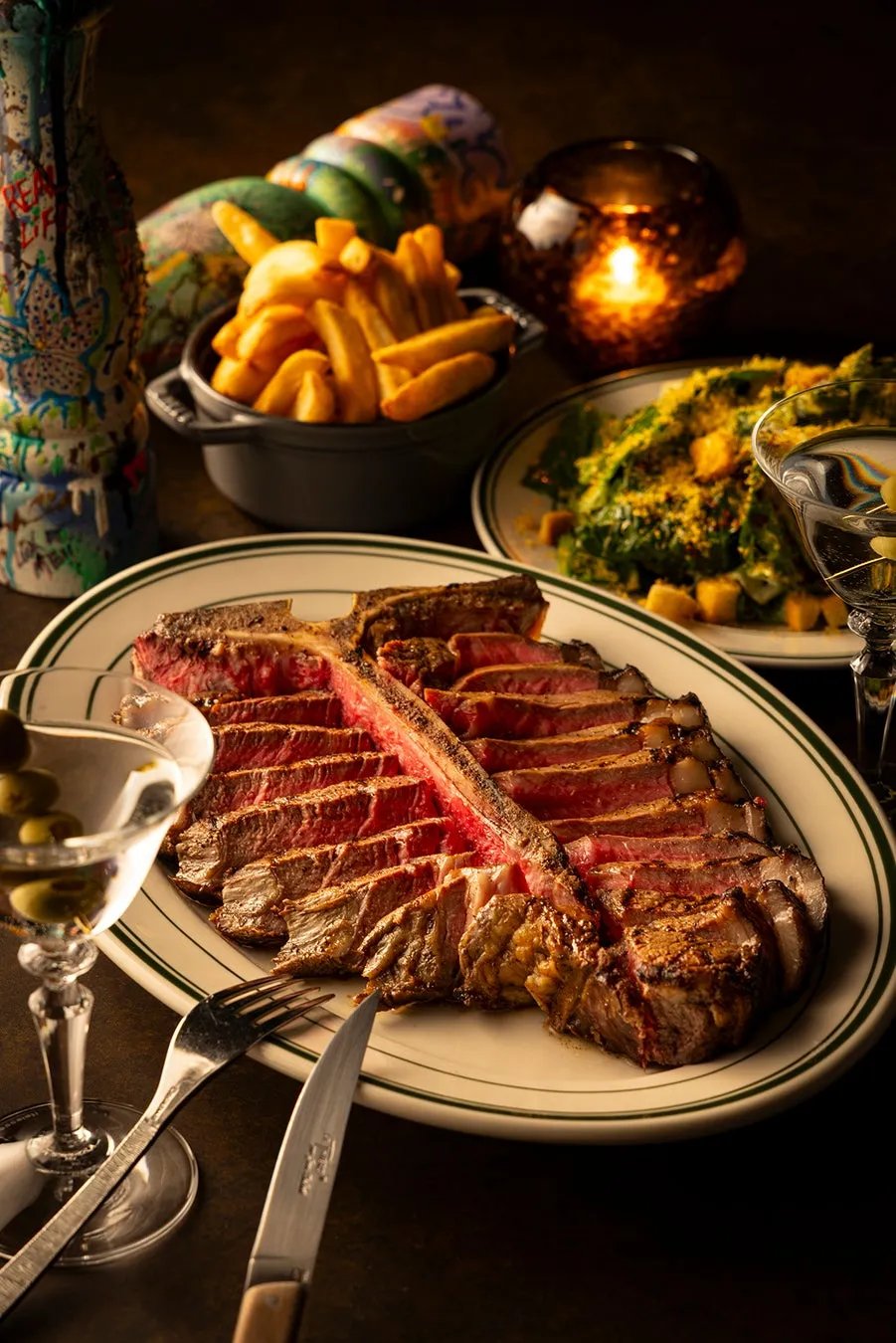ボリュームたっぷりのTボーンステーキとサイドディッシュの数々