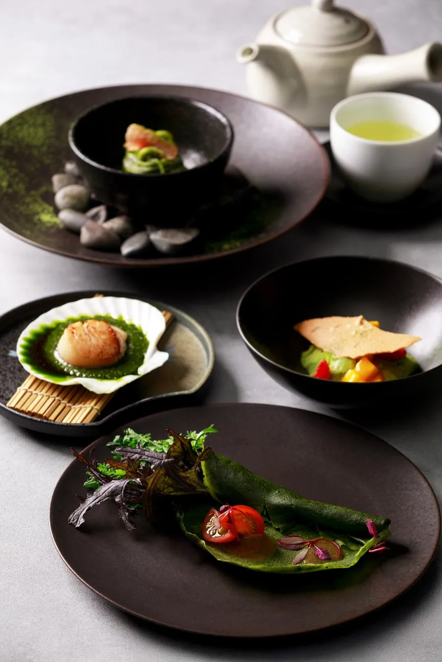 ホタテのグリルと緑鮮やかなパスタ料理