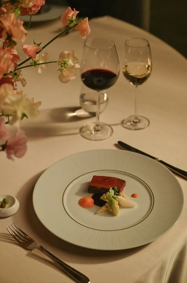 厳選された食材を使用した美しい婚礼料理の一皿