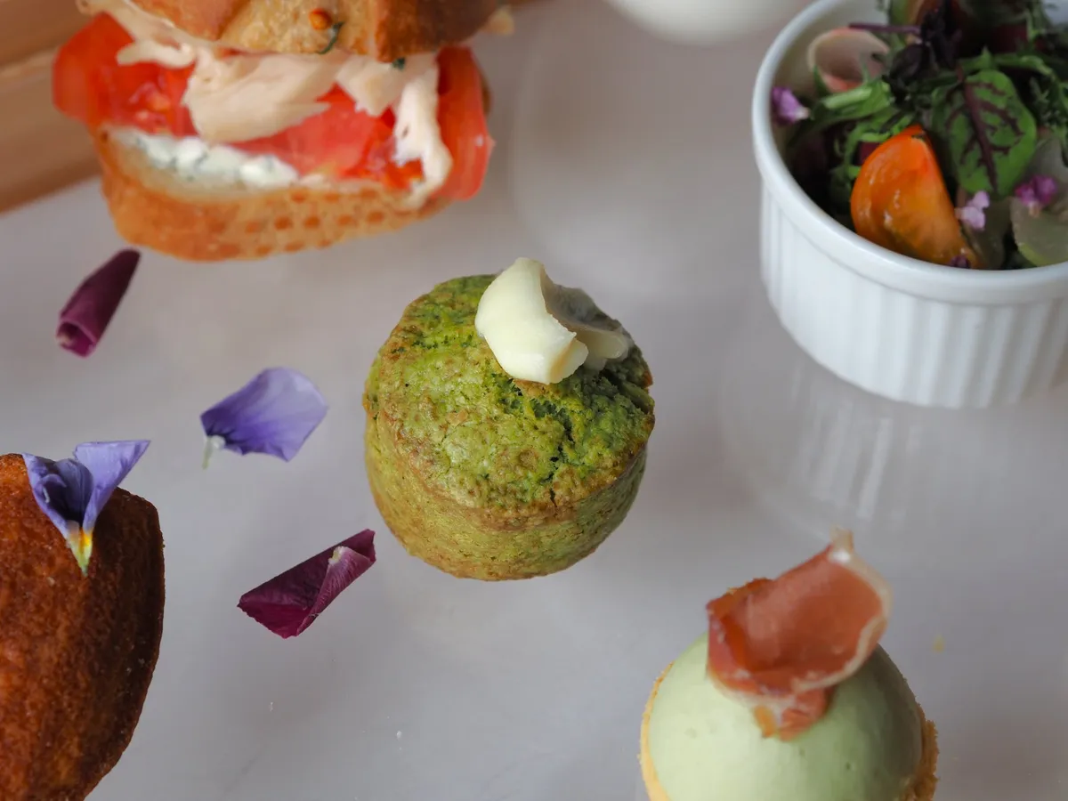 庭園の新緑を思わせる抹茶のスコーン