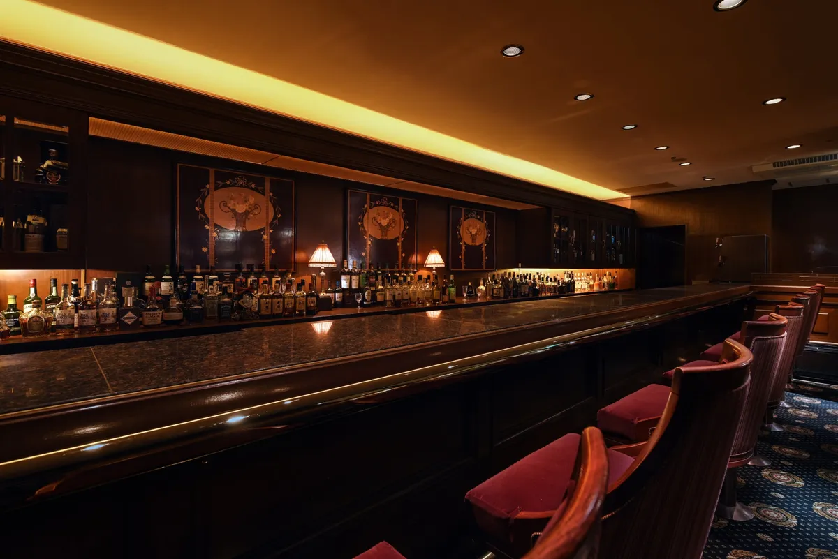 落ち着いた照明が美しいバーカウンターの全景