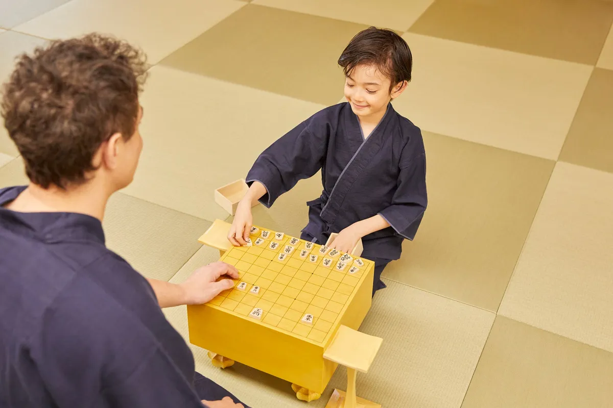 畳の上で将棋を指す様子