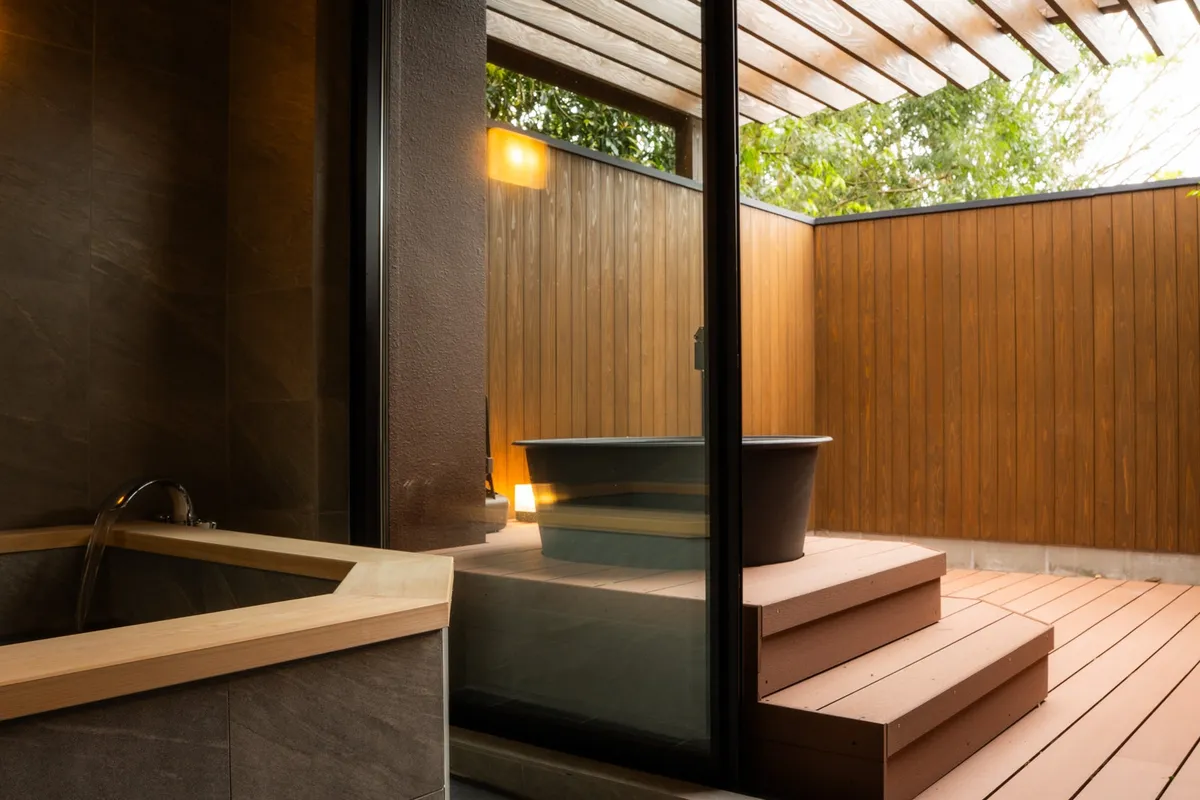 自然の風を感じながらリラックスできる露天風呂スペース