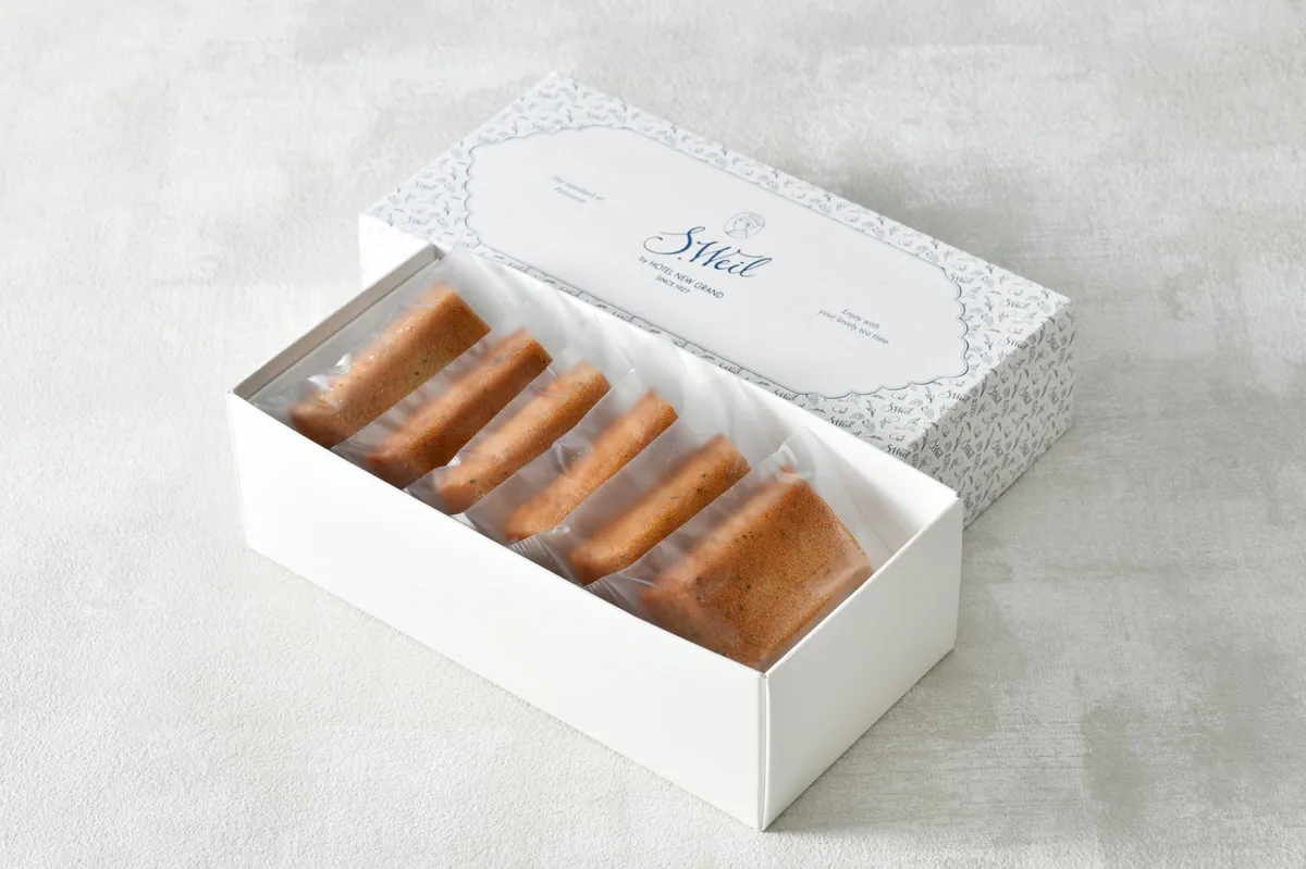 箱に美しく詰め合わされた個包装の焼き菓子セット