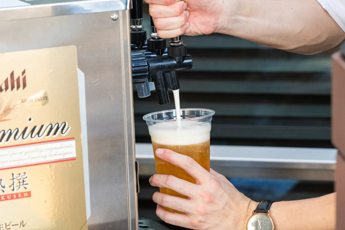 サーバーから注がれる冷えた生ビール