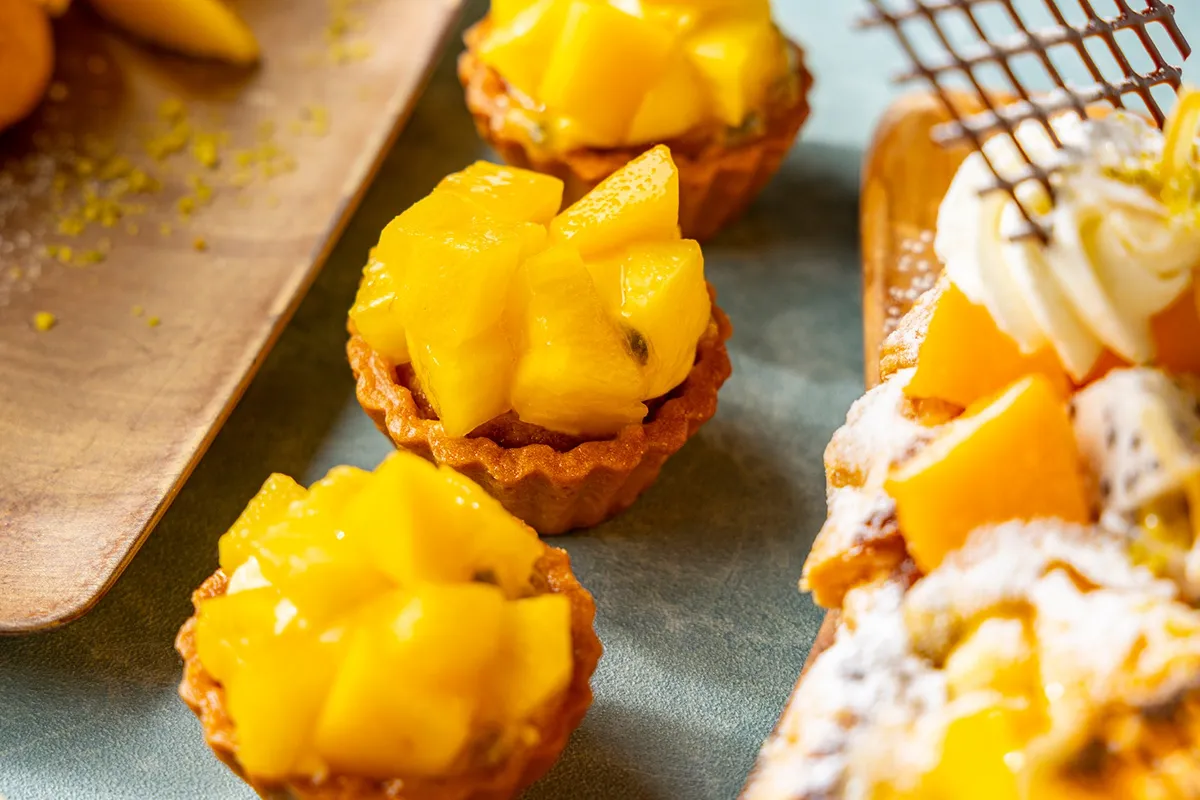 完熟マンゴーを使用した贅沢なタルト