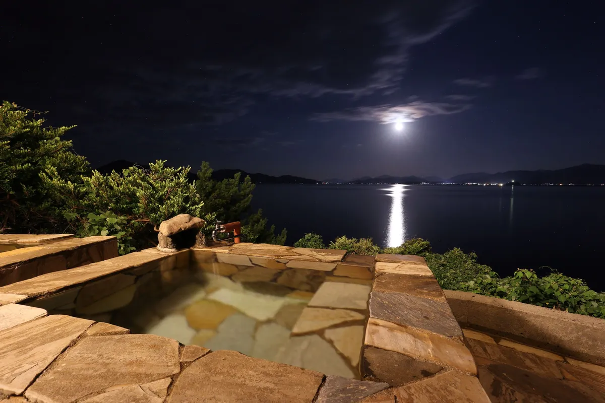 月明かりに照らされた海を望む展望露天風呂