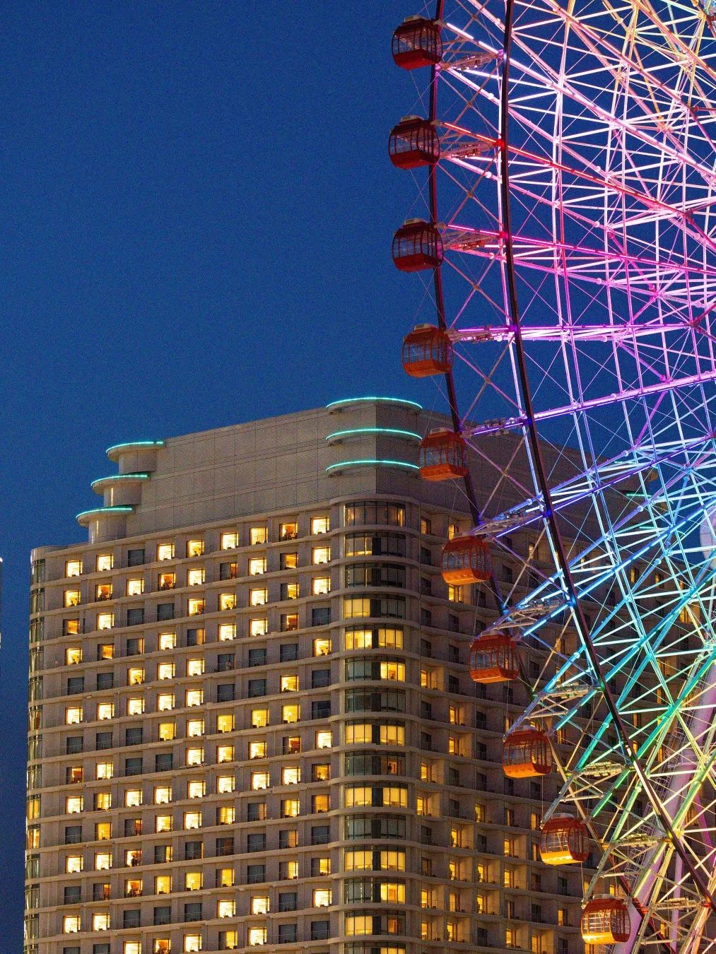 夜景に映える横浜ベイホテル東急の外観