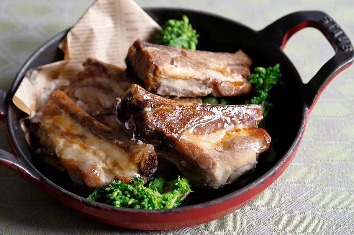 ジューシーに焼き上げられたポークスペアリブ