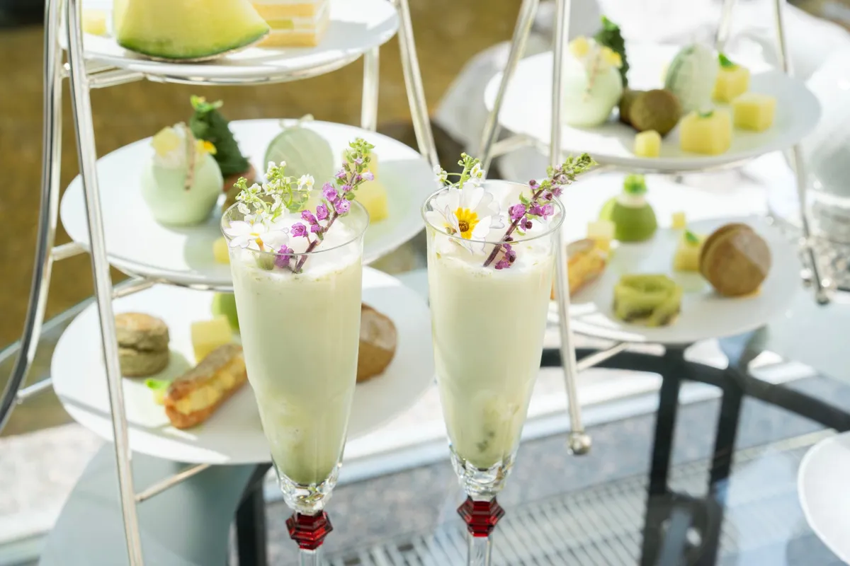 花が添えられた抹茶とココナッツのフローズンドリンク