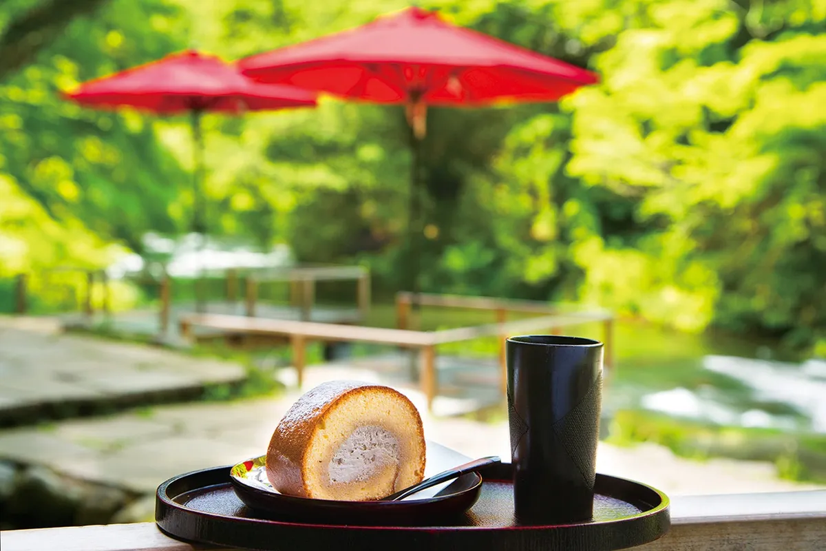 渓流沿いの川床で味わうスイーツ