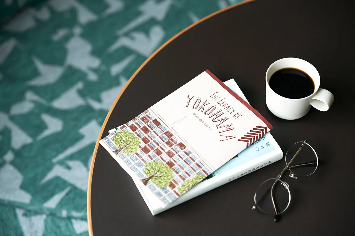 客室に置かれた宿泊者限定のZINEとコーヒー