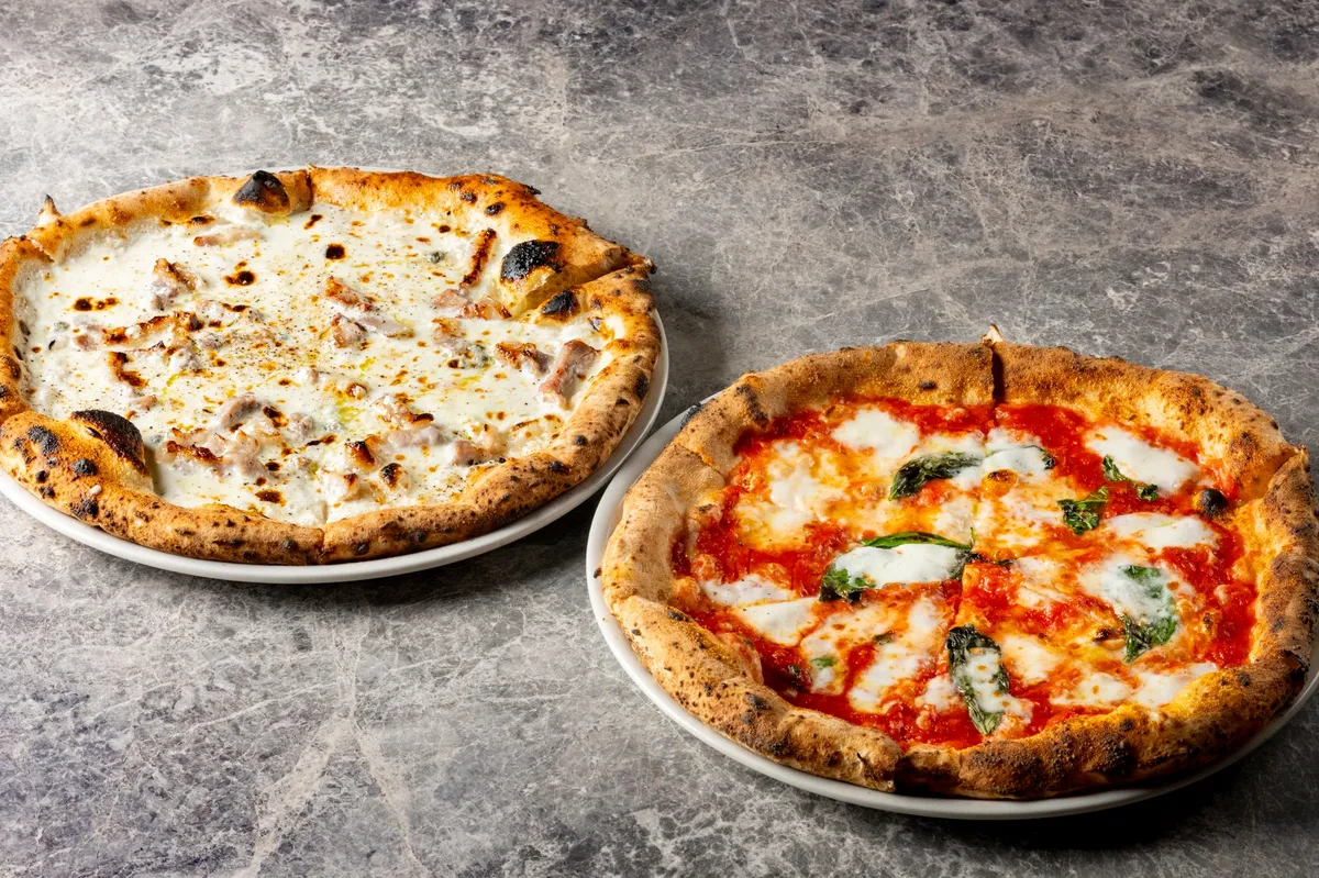 薪窯で香ばしく焼き上げられた熱々の本格ピザ