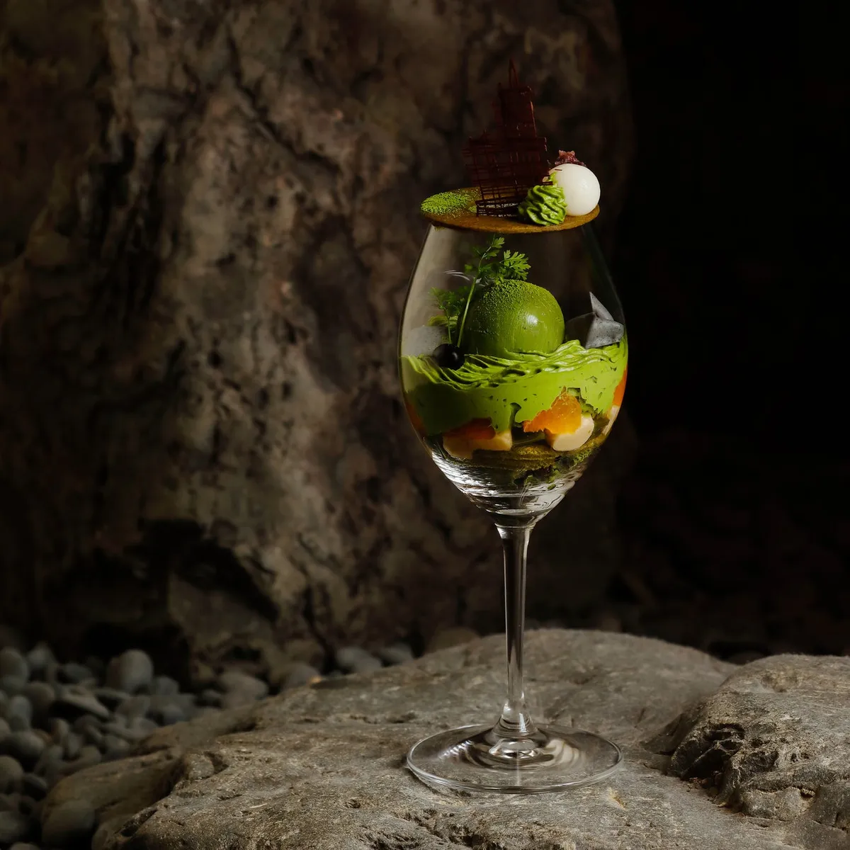 枯山水を表現した芸術的な抹茶パフェ