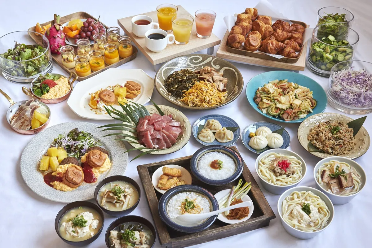 沖縄料理が並ぶ豪華な朝食ビュッフェ