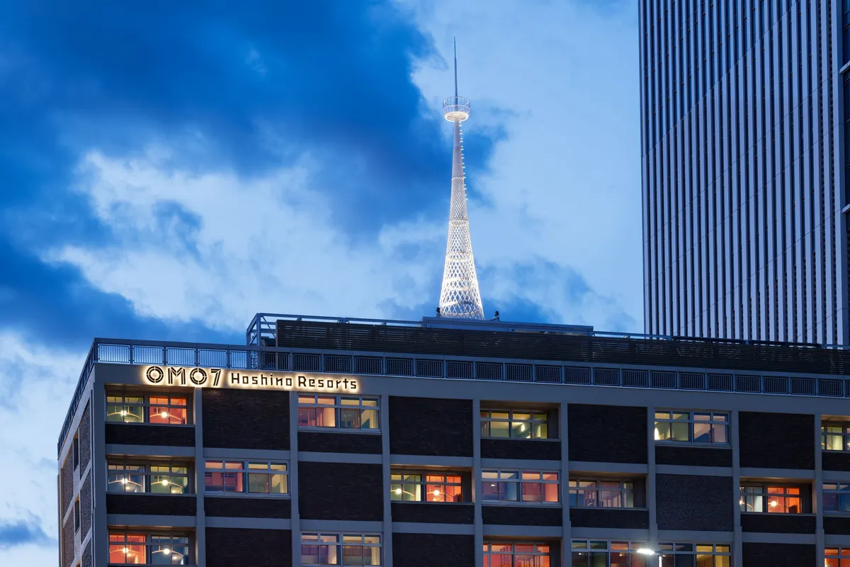 夜空に映えるOMO7横浜の外観