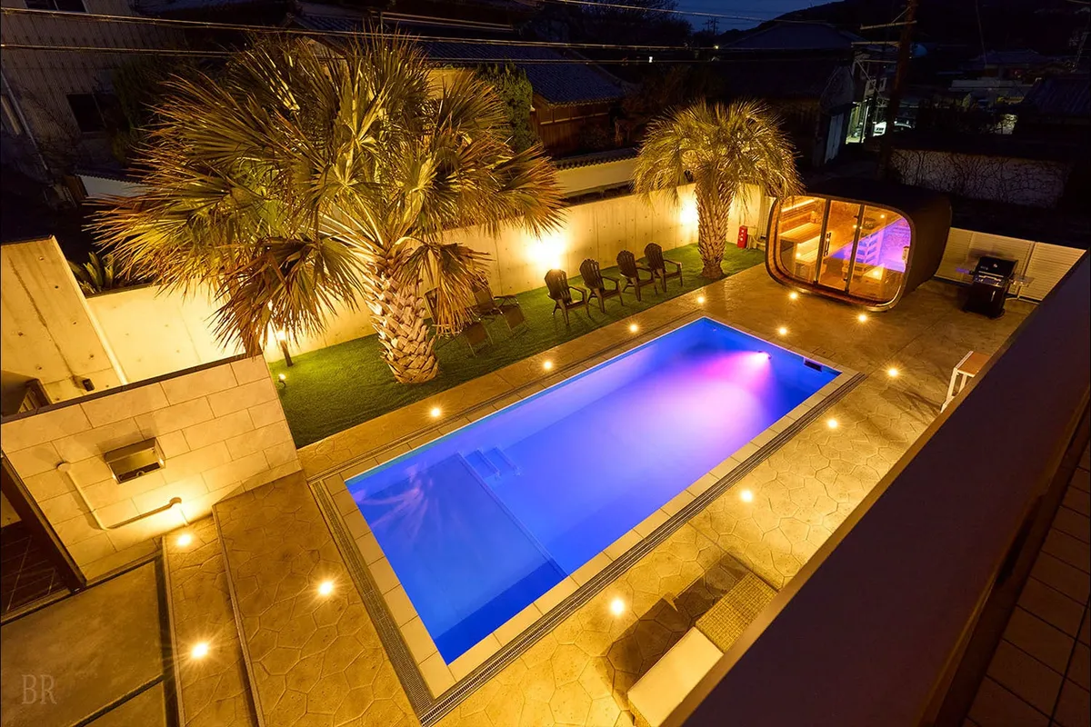 夜のヴィラを上空から捉えた一枚。プールとサウナ、建物が一体となった贅沢な空間が広がります。