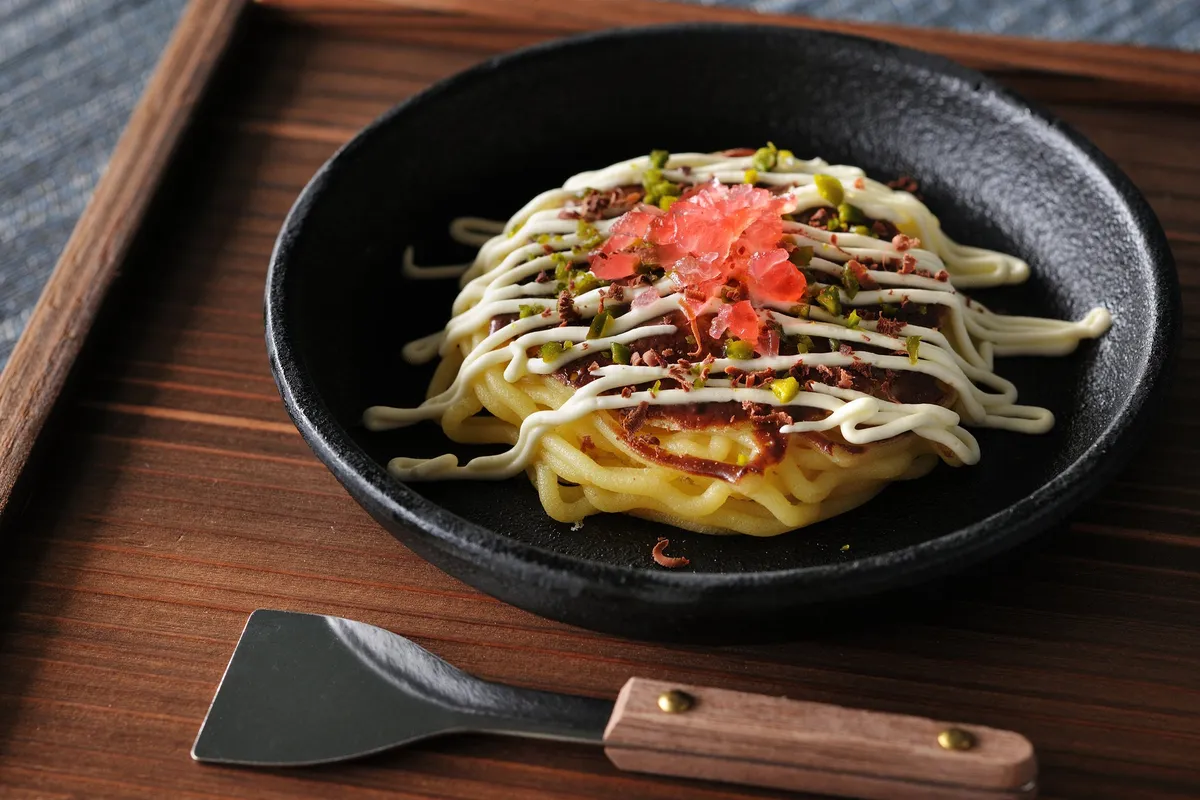 お好み焼きを模した遊び心溢れるモンブランのデザート