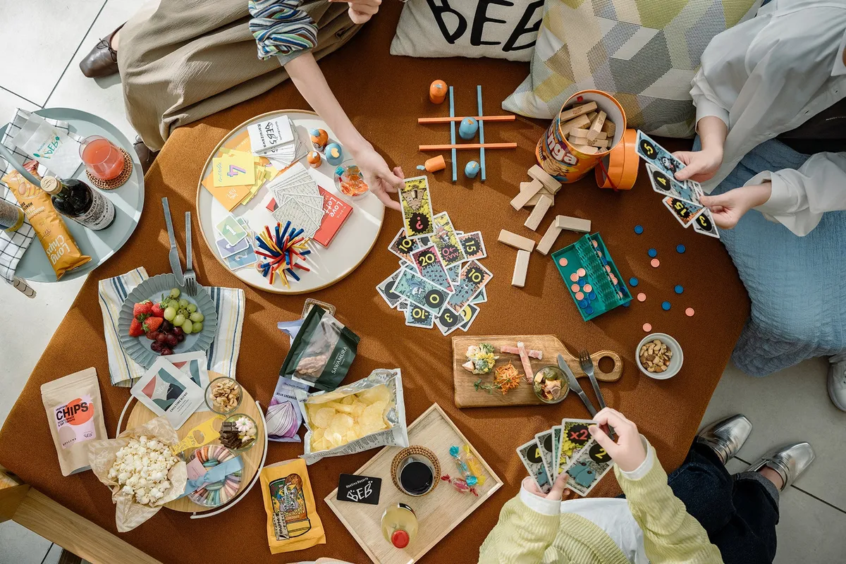 ボードゲームを楽しむ様子