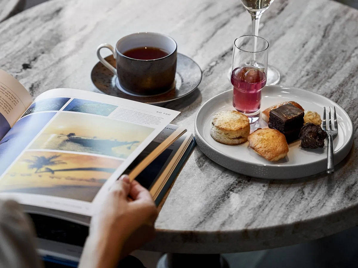 午後の優雅なひとときを彩るスイーツと紅茶