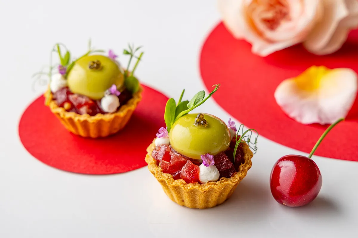 帆立貝とビーツの華やかなタルト